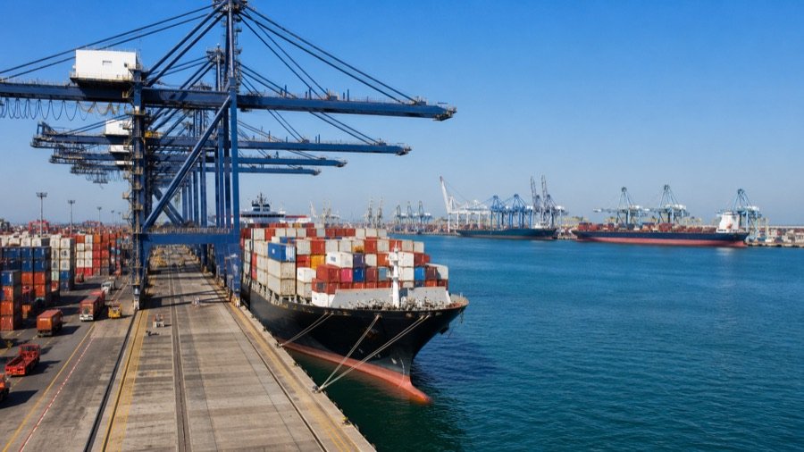 Puerto comercial con grúas y contenedores
