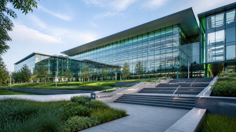 Campus corporativo de tecnología con acentos verdes